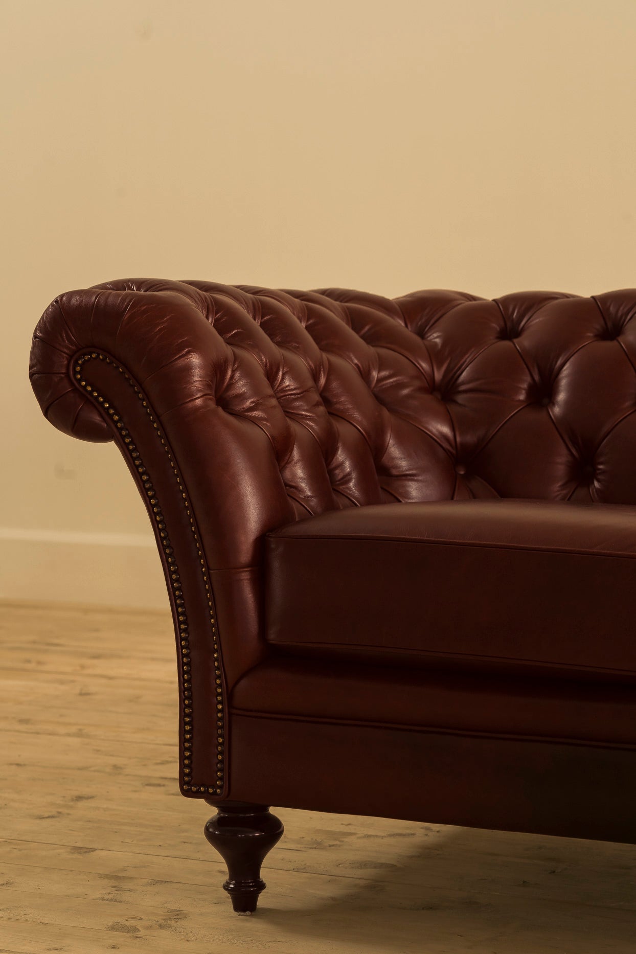 2 SEATER LEATHER CHESTERFIELD SOFA CHESTERS_4